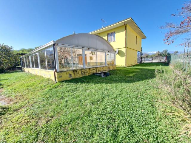 Case e ville in vendita di 210 m² in Via Giacomo Matteotti, 45