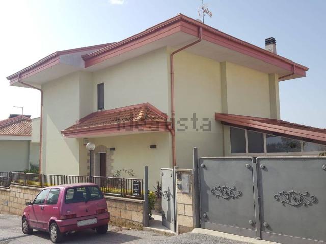 Case e ville in vendita di 210 m² in Via Giosuè Carducci