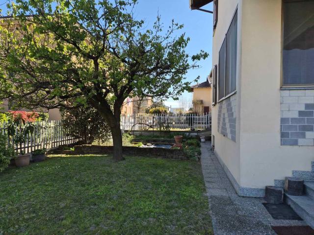 Case e ville in vendita di 210 m² in Via Gravellona