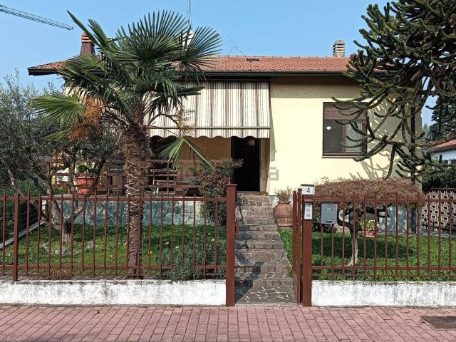Case e ville in vendita di 210 m² in Via degli Aceri