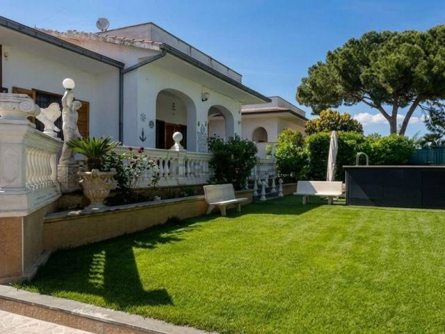 Case e ville in vendita di 123 m² in Via dei Salici, 18