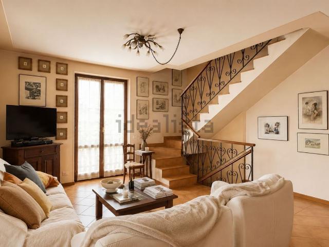 Case e ville in vendita di 210 m² in Via della Liberta&apos , 5