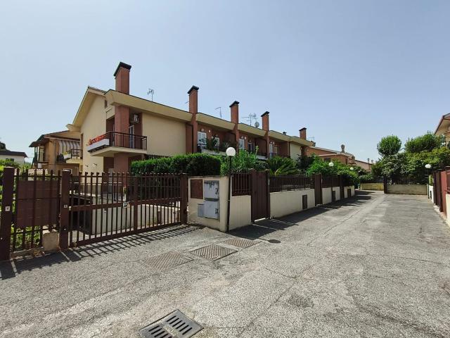 Case e ville in vendita di 210 m² in Via della Tenuta del Casalotto