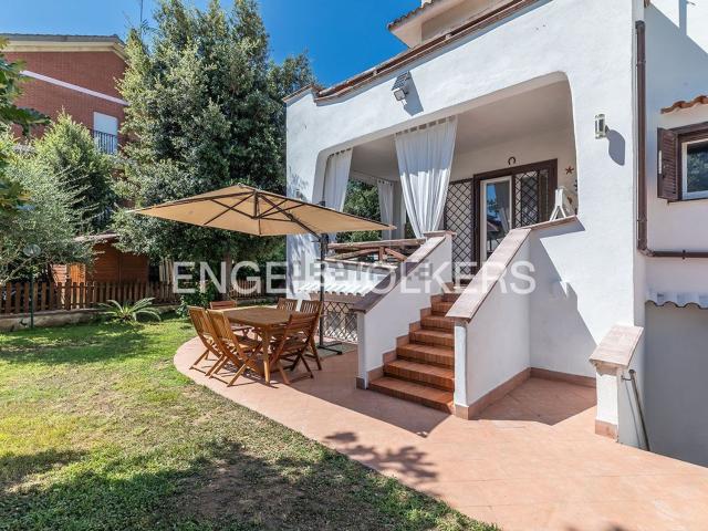 Case e ville in vendita di 210 m² in Via delle Begonie