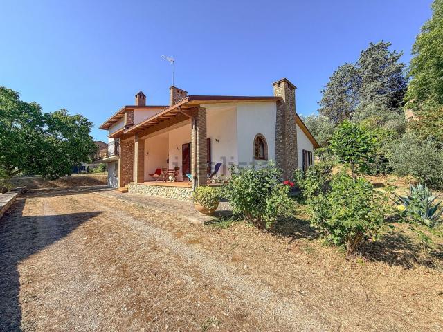 Case e ville in vendita di 210 m² in Via delle Fontane