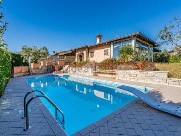 Case e ville in vendita di 210 m² in Via delle Pozze