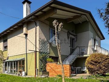 Case e ville in vendita di 210 m² in Via Europa, 19