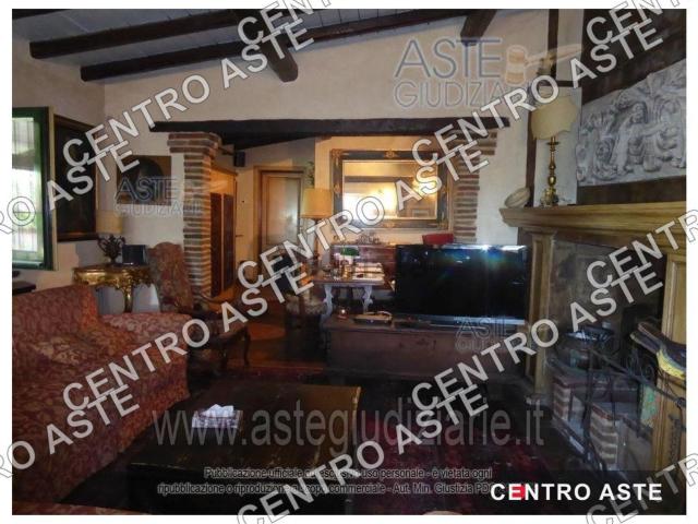 Case e ville in vendita di 210 m² in Via F. Crispi