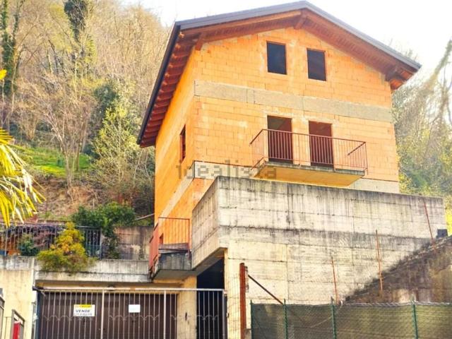 Case e ville in vendita di 210 m² in Via Favirano