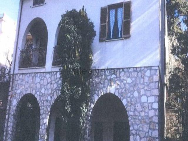 Case e ville in vendita di 210 m² in Via Farense, 18