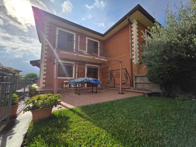 Case e ville in vendita di 210 m² in Via Fisichelli, 9