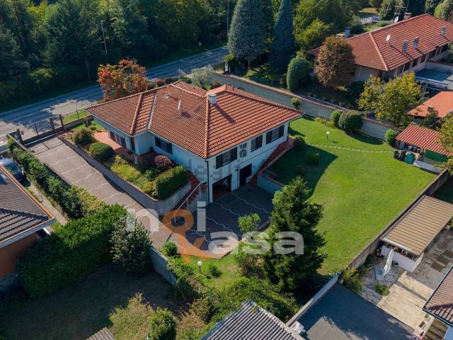 Case e ville in vendita di 210 m² in Via Oleggio, 34