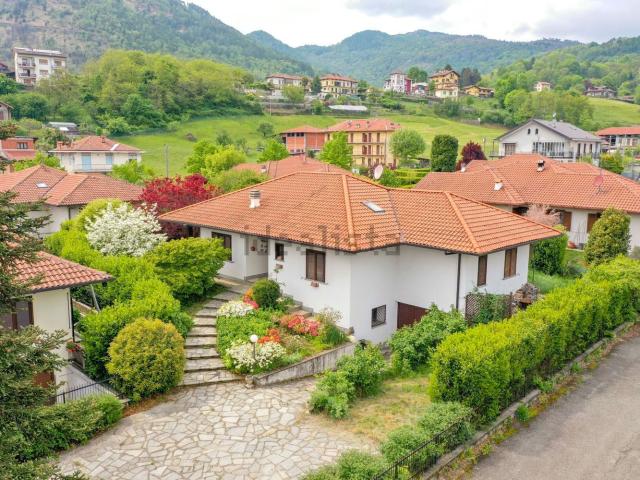 Case e ville in vendita di 210 m² in Via Loreto, 86