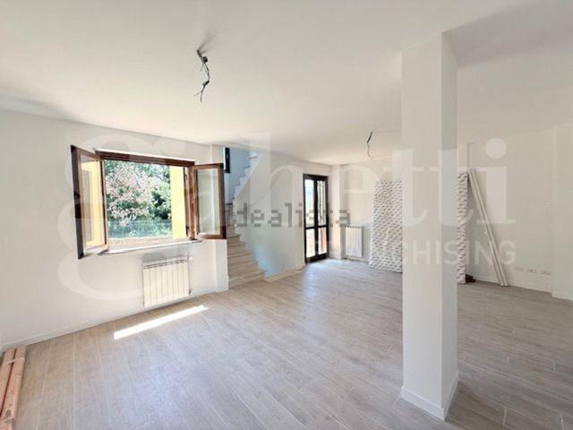 Case e ville in vendita di 210 m² in Via le Grazie