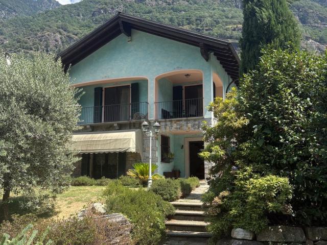 Case e ville in vendita di 210 m² in Via Molinetto, 54