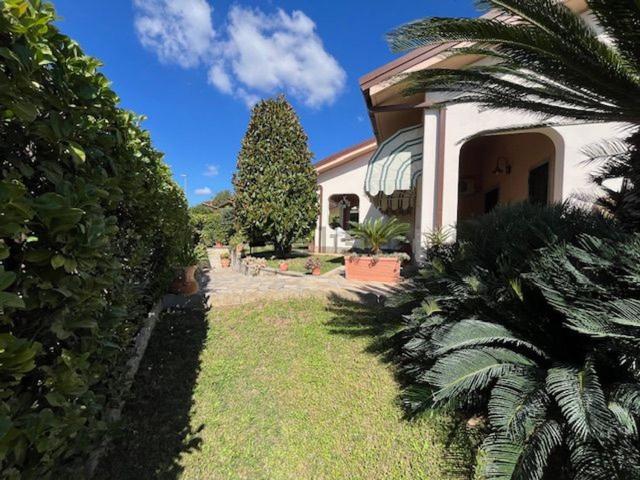 Case e ville in vendita di 210 m² in Via Moricone