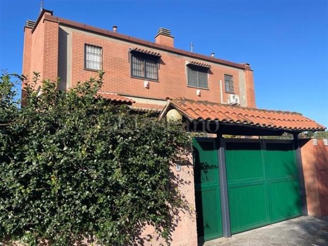 Case e ville in vendita di 210 m² in Via Mario Lanza