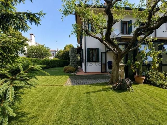 Case e ville in vendita di 210 m² in Via Miranese, 11