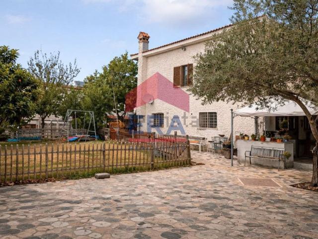 Case e ville in vendita di 210 m² in Via San Berardo dei Marsi, 42
