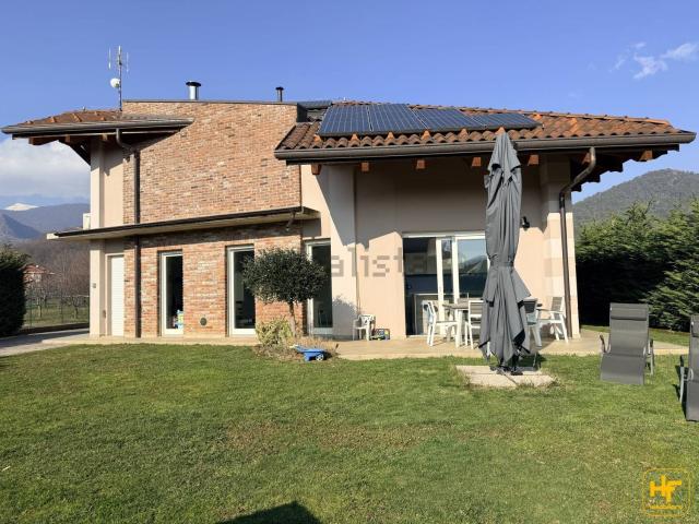 Case e ville in vendita di 210 m² in Via Sant&apos Anna