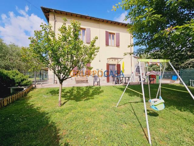 Case e ville in vendita di 210 m² in Via Santovecchio, 13