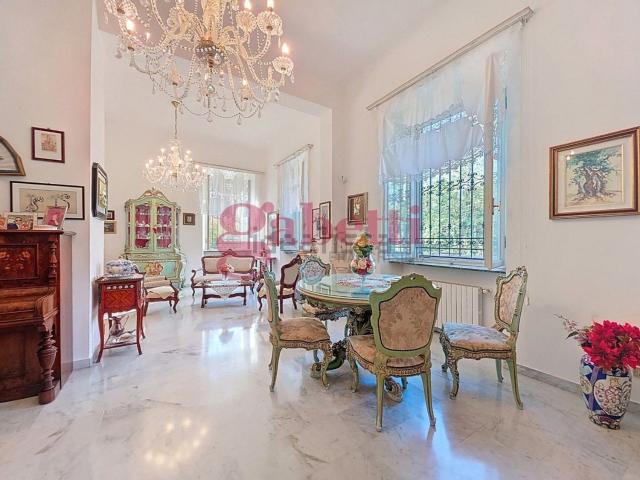 Case e ville in vendita di 210 m² in Via Statale Abetone