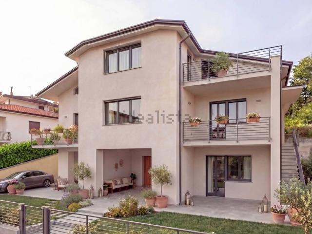 Case e ville in vendita di 210 m² in Via Stazione, 35