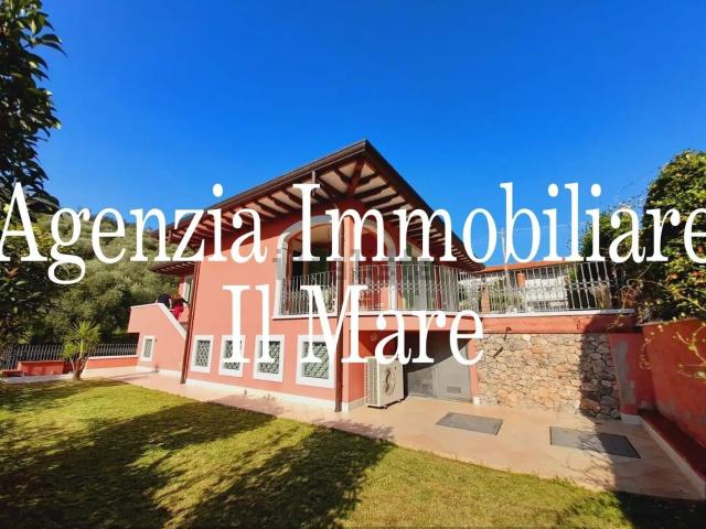 Case e ville in vendita di 210 m² in Via Strettoia