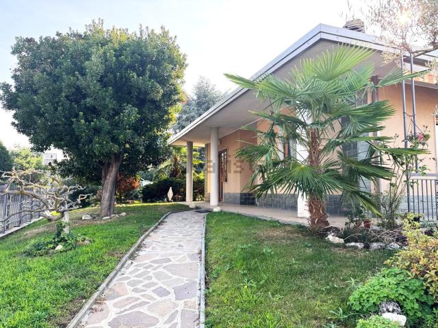 Case e ville in vendita di 210 m² in Via Petrarca, 1