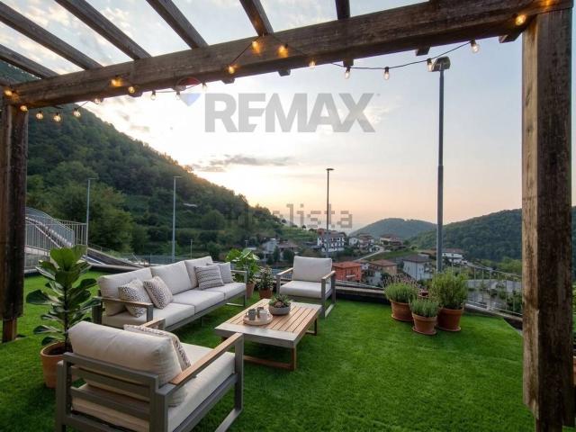 Case e ville in vendita di 210 m² in Via Pratomarone, 8
