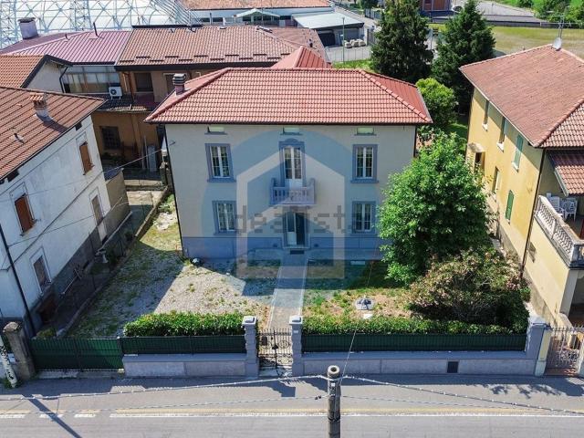 Case e ville in vendita di 210 m² in Via Roma