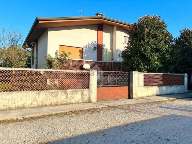 Case e ville in vendita di 210 m² in Via Umberto Caratti, 19