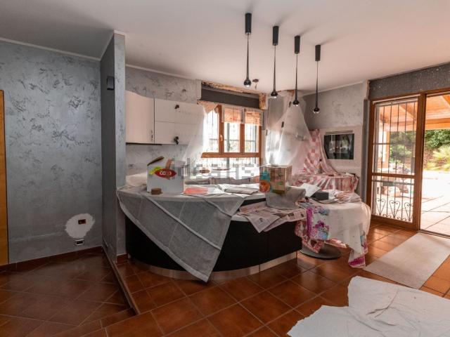 Case e ville in vendita di 210 m² in Via Ugo Foscolo