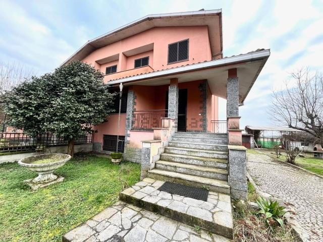 Case e ville in vendita di 210 m² in Via Vercelli, 34