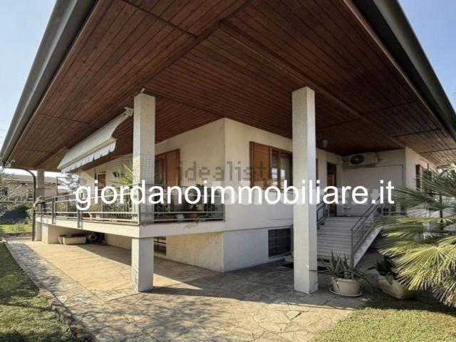 Case e ville in vendita di 210 m² in Viale Brianza