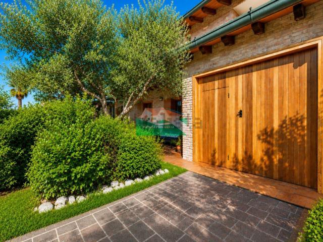 Case e ville in vendita di 210 m² in Viale Galileo Galilei