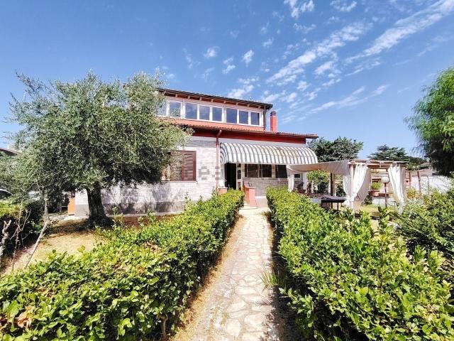 Case e ville in vendita di 210 m² in Circonvallazione Mare Australe, 103