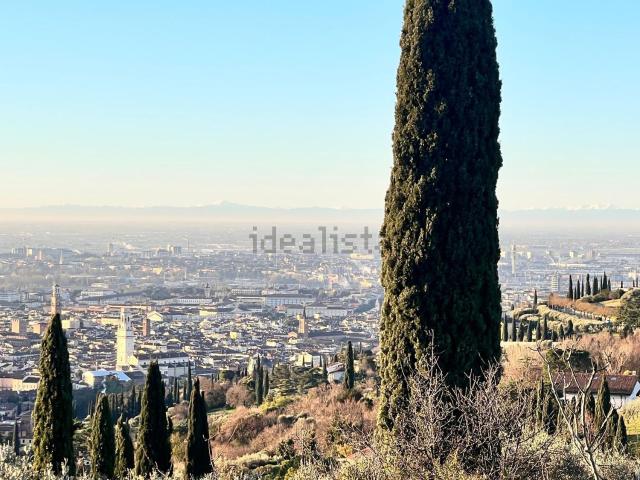 Case e ville in vendita di 210 m² in Strada Dei Monti