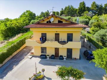 Case e ville in vendita di 210 m² in Strada di Colle San Paolo