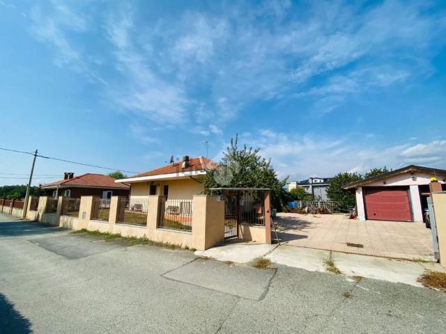 Case e ville in vendita di 210 m² in Via San Francesco al Campo, 107