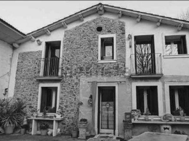 Case e ville in vendita di 211 m² in Via Poli