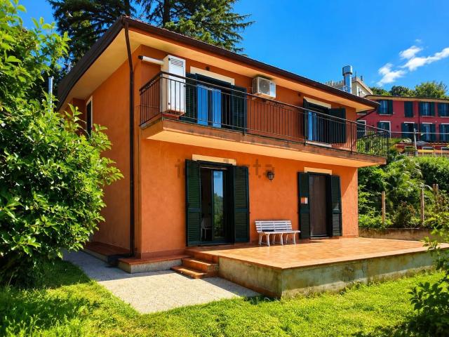 Case e ville in vendita di 211 m² in Via Rotolo