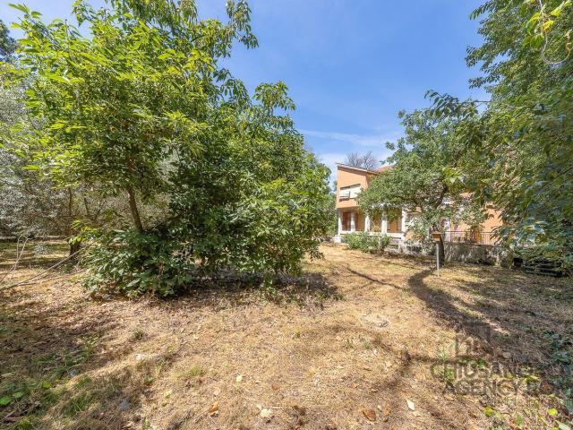 Case e ville in vendita di 2120 m² in Via della Caffarella, 11