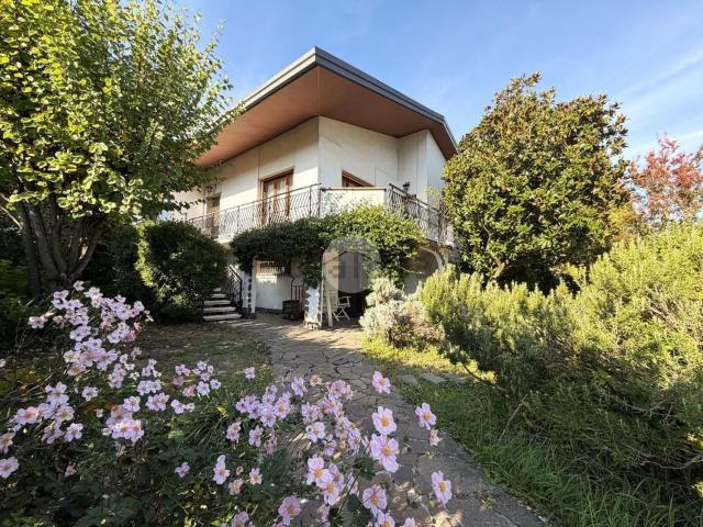 Case e ville in vendita di 212 m² in Via Circonvallazione