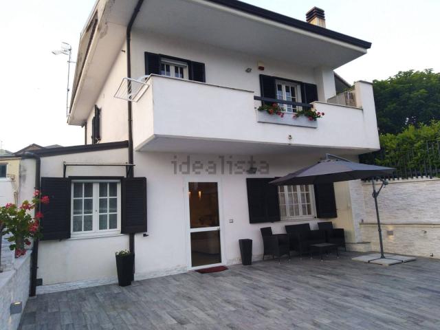 Case e ville in vendita di 212 m² in Via Alcide De Gasperi