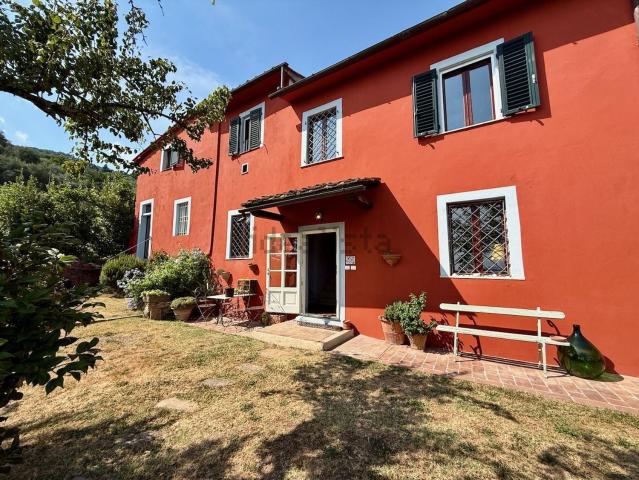 Case e ville in vendita di 212 m² in Via di Collecchio