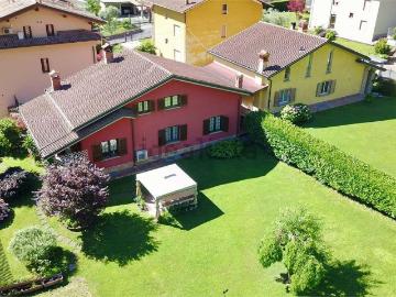 Case e ville in vendita di 212 m² in Via Follo, 14