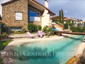 Case e ville in vendita di 212 m² in Via Italia
