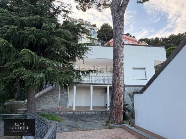 Case e ville in vendita di 212 m² in Via Novara, 6