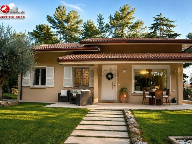 Case e ville in vendita di 212 m² in Via Scacciano
